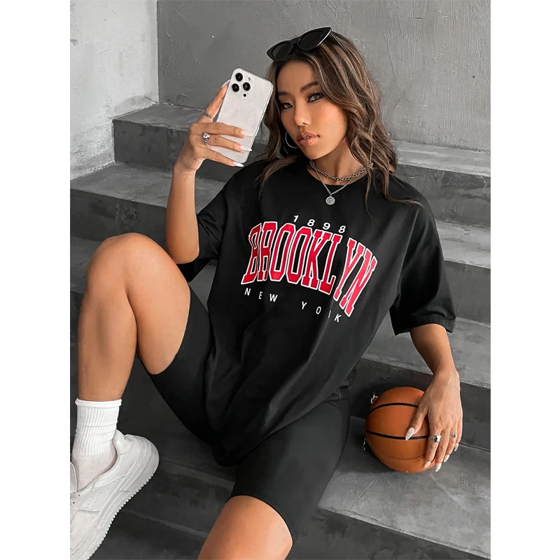 Street Fashion New York 2025 - Moda Vintage Bayan T-Shirt 1898 Brooklyn